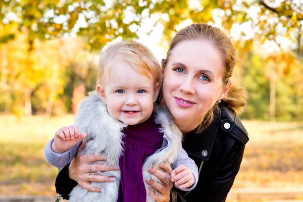 Annemden mutlu bir çocuk. Mutlu bir annenin, küçük kızıyla dışarıda çekilmiş portresi..