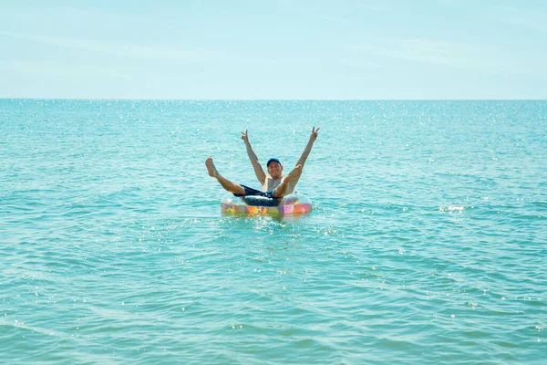 Мужчина Счастлив Счастлив Бирюзовой Воде Праздники Отдых Море — стоковое фото