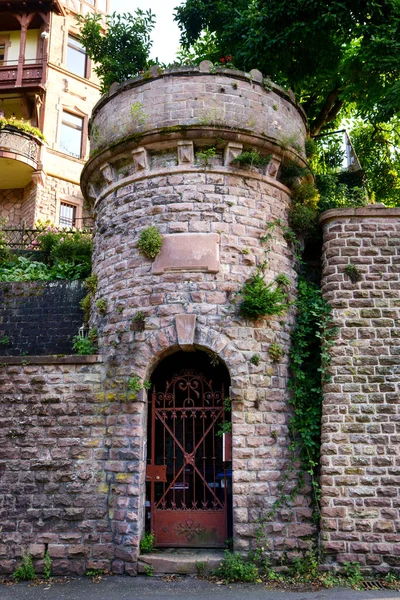 Sokak boyunca eski ortaçağ taş duvarlarında kapılar.