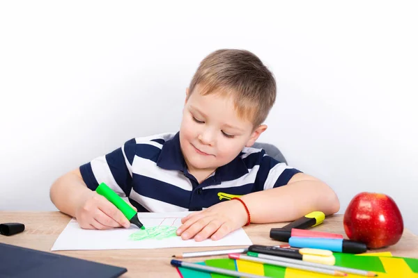 Een Leuke Jongen Doet Zijn Huiswerk Kleurplaten Schrijven Tekenen Kinderen — Stockfoto