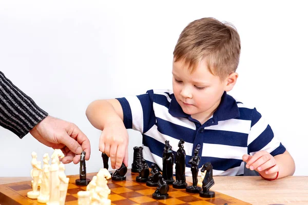 Jogue xadrez, criança inteligente, concentrada e pensante, jogando xadrez,  desenvolvimento do cérebro infantil e jogo de lógica