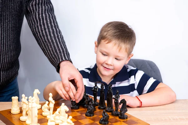 チェスを学ぶ アジアの幸せな男の子プレイチェスとともに先生 — ストック写真