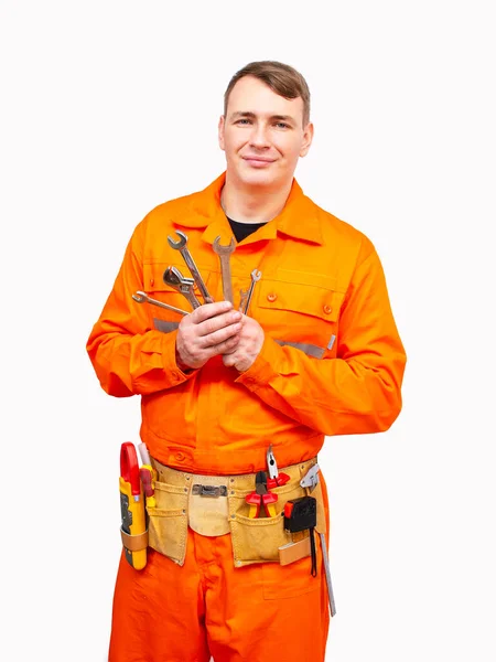 DIY (DIY) ev yenileme konsepti. Üniformalı bir işçi anahtarlarını elinde tutar. Yakın plan..