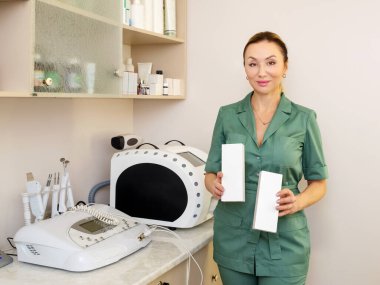 Profesyonel kozmetikçi modern estetik tıp kliniğini karşıladı