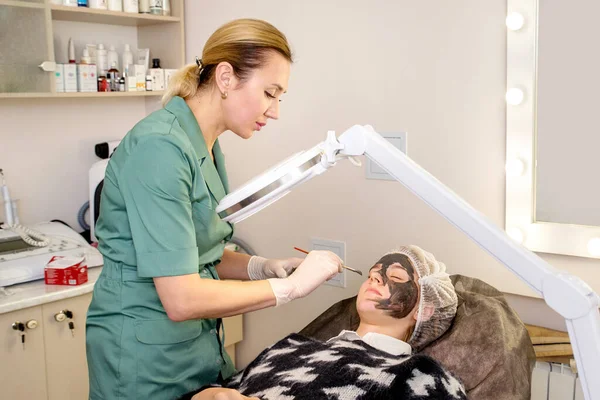 Een Dermatoloog Cosmetoloog Maakt Cosmetische Ingrepen Voor Een Vrouwelijke Patiënt — Stockfoto