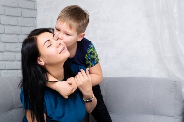 Açık renk elbiseli anne hoş bir çocukla eğleniyor. Anneler günü, sevgi, aile, ebeveynlik, çocukluk, konsept..