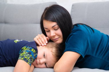 Anne kadın ve küçük çocuk, portre, anne oğluna sarılıyor. Anneler Günü, aşk, aile, ebeveynlik, çocukluk, konsept.