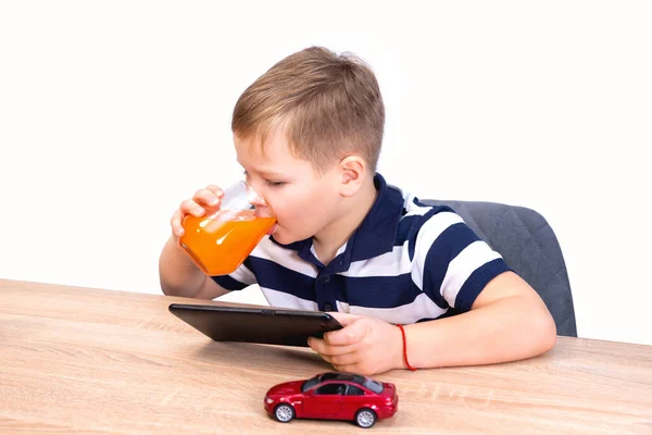 İzole edilmiş beyaz arka planda portakal suyu içen çocuk, mesajın için boşluk.