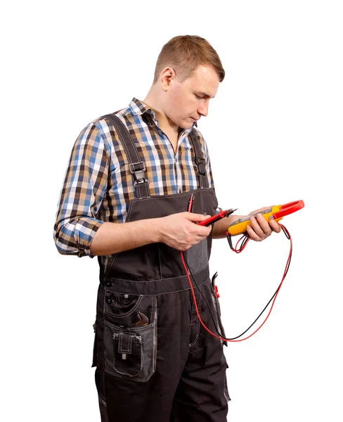 Beyaz arka planda üniformalı uzman elektrikçi. Standart araçlı elektrikçi.