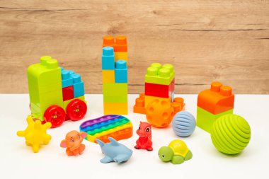 Beyaz bir masada çocuk oyuncağı koleksiyonu. Yakın plan..