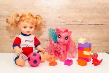 Masanın üzerinde farklı oyuncaklar var. Yakın plan, arkaplan.