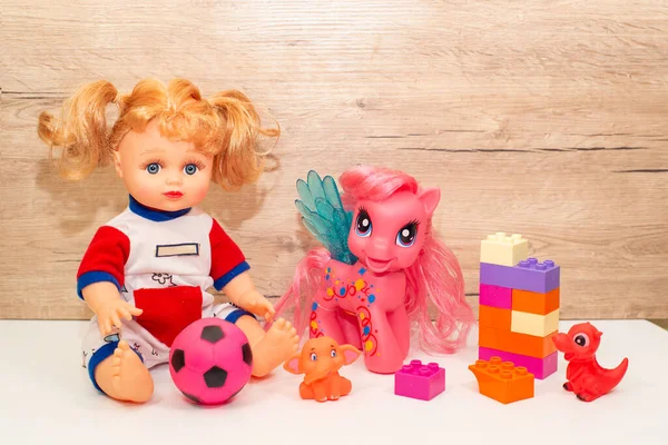 Masanın üzerinde farklı oyuncaklar var. Yakın plan, arkaplan.