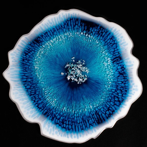 Epoksi reçine ürünleri. Epoksi reçine ile döküm. Mavi arkaplan.