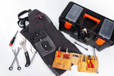 Beyaz arka planda onarım ve kurulum için bir takım inşaat aletleri. Tesisatçı ya da tamirci için servis pankartı