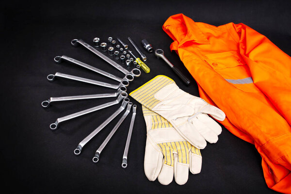 Комплект для ремонта и установки на черном фоне. Набор для техника. Баннер для техников, сантехников или ремонтников