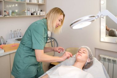 Genç ve sorunlu cilde dikkat et. Estetik kozmetoloji. Kozmetik prosedürleri.