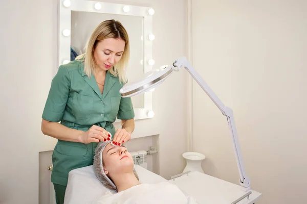 Genç ve sorunlu cilde dikkat et. Estetik kozmetoloji. Kozmetik prosedürleri.