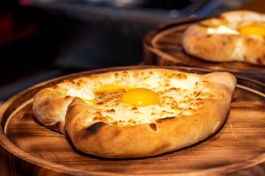 Khachapuri bir Gürcistan mutfağı, Gürcistan ulusal unu ürünü, peynir ve yumurtayla doldurulmuş bir turta. Kafkas mutfağı..