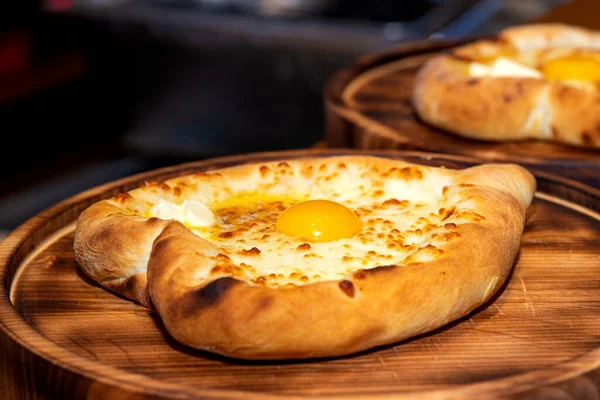 Khachapuri bir Gürcistan mutfağı, Gürcistan ulusal unu ürünü, peynir ve yumurtayla doldurulmuş bir turta. Kafkas mutfağı..