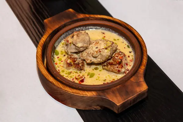 Soslu dana eti. Kil kasede yemek. Doğu mutfağı.