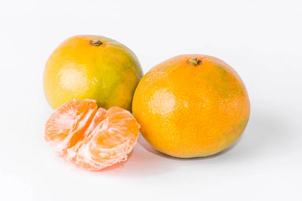 Deux Mandarines Avec Une Tranche Pelée — Photo