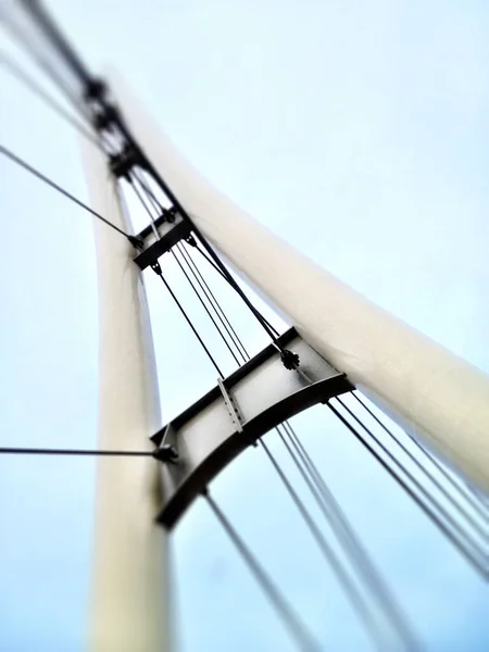 Червячный взгляд на белый мост с подвесным шнуром — стоковое фото