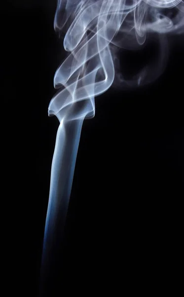Серый дым, переплетающийся вверх в абстрактной форме на черном фоне — стоковое фото