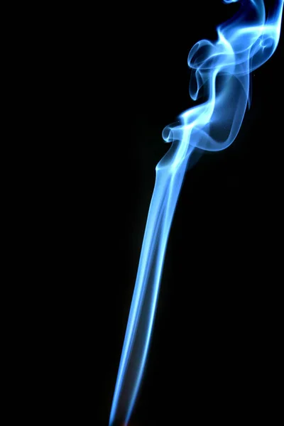 Синий дым, преследующий вверх в абстрактной форме на черном фоне — стоковое фото