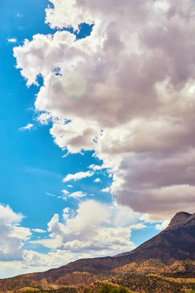在蓝天的映衬下，沙漠群山上的云彩初露 — 图库照片