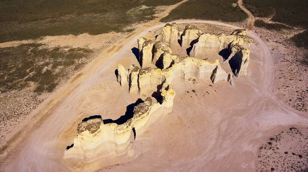 Obelisk rotsstructuren steken uit vlakke woestijn regio — Stockfoto