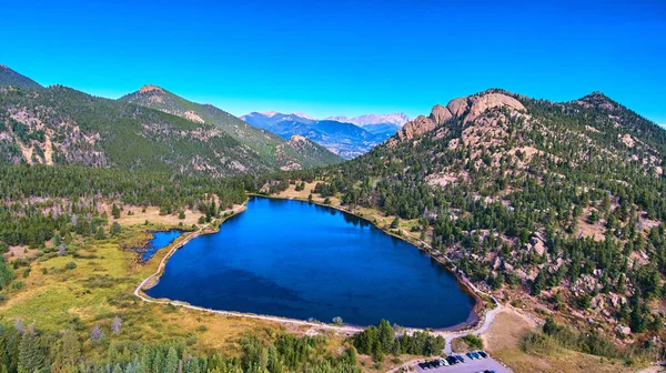 Lac dans les montagnes avec pins et ciel bleu — Photo