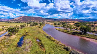 Çöldeki nehir manzarası, dağlar kadar uzak.
