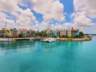 Limanı ve teknesi olan tropikal su