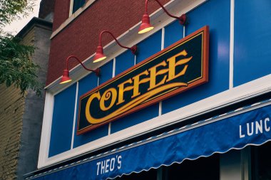 Dükkan vitrininde genel işaret levhası.