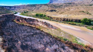 Nehir ve dağlarda orman üstüne orman yangını
