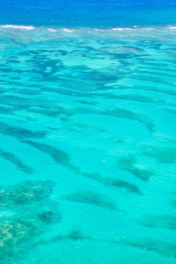 Parlak deniz mavisi ve kristal berraklığında tropik Karayip okyanus suyu