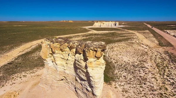 평평 한 사막 한 가운데있는 흰 바위 기둥들 — 스톡 사진