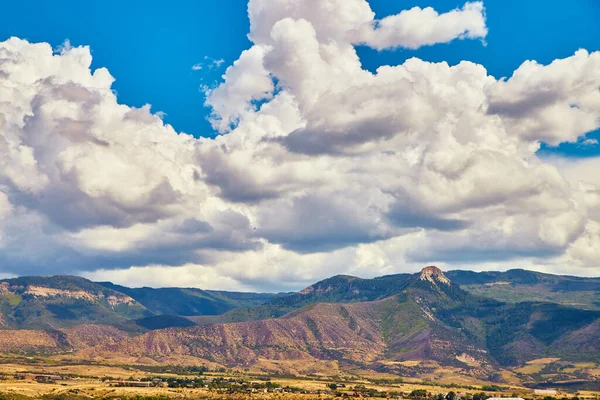 Большие белые облака над пейзажем пустынных гор — стоковое фото