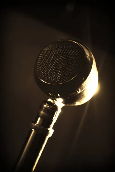 Microfone circular de metal antigo com uma chama de lente dourada — Fotografia de Stock
