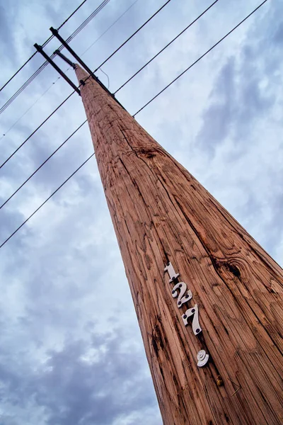 Communications par poteau téléphonique avec nuages sombres — Photo