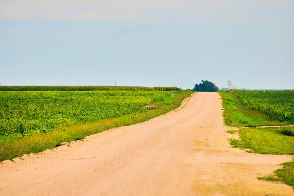 Estrada de terra aberta através de terras agrícolas — Fotografia de Stock