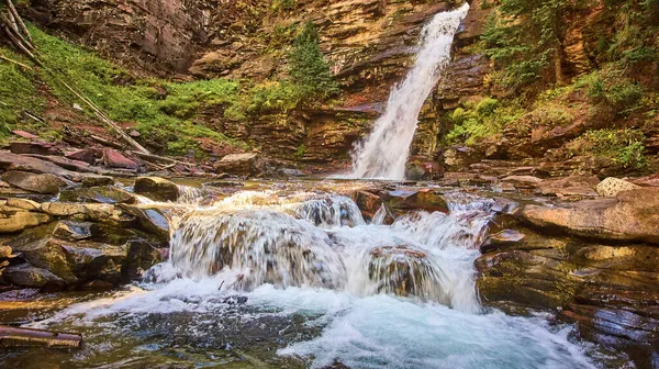 Невеликі водоспади каскадні з великим водоспадом на задньому плані — стокове фото