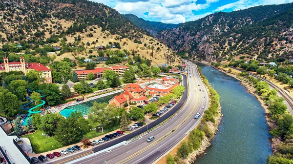 Rio Colorado e rodovia com fontes termais ao lado de montanhas do deserto — Fotografia de Stock