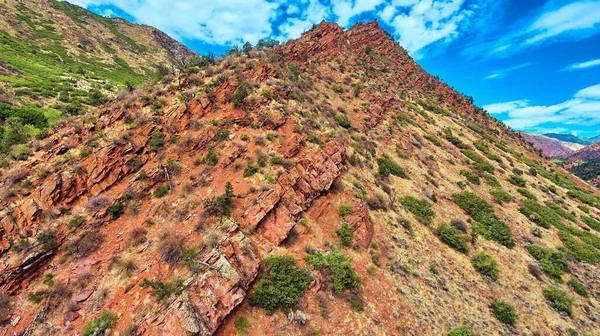 Βουνά κοντά με μεγάλους κόκκινους βράχους σε γωνία — Φωτογραφία Αρχείου