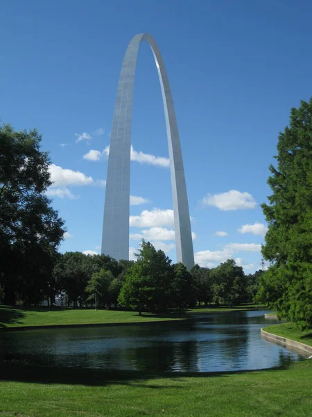 St Louis bågen med en pool och träd vid dess bas — Stockfoto