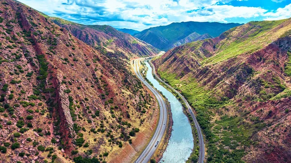 Canyon com rodovia, rio e trilhos de trem cercados por montanhas — Fotografia de Stock