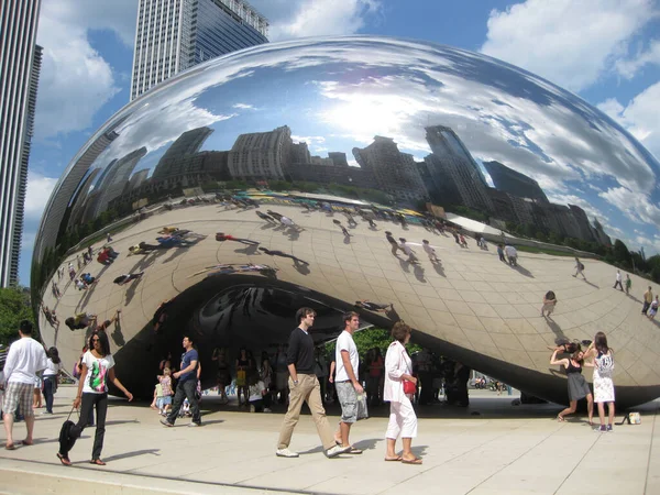 Chicago 'da birçok insan The Bean' in önünden geçiyor, bu da şehrin ufuk çizgisini yansıtıyor. — Stok fotoğraf