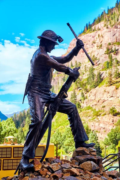 Estátua de mineiro com fundo de montanhas — Fotografia de Stock