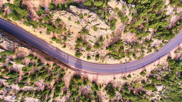 Strada aerea attraverso il paesaggio desertico guardando giù — Foto Stock