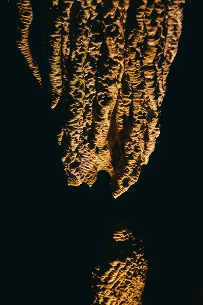 Dettaglio alto contrasto di formazioni rocciose in stalagmiti e stalattiti delle grotte — Foto Stock